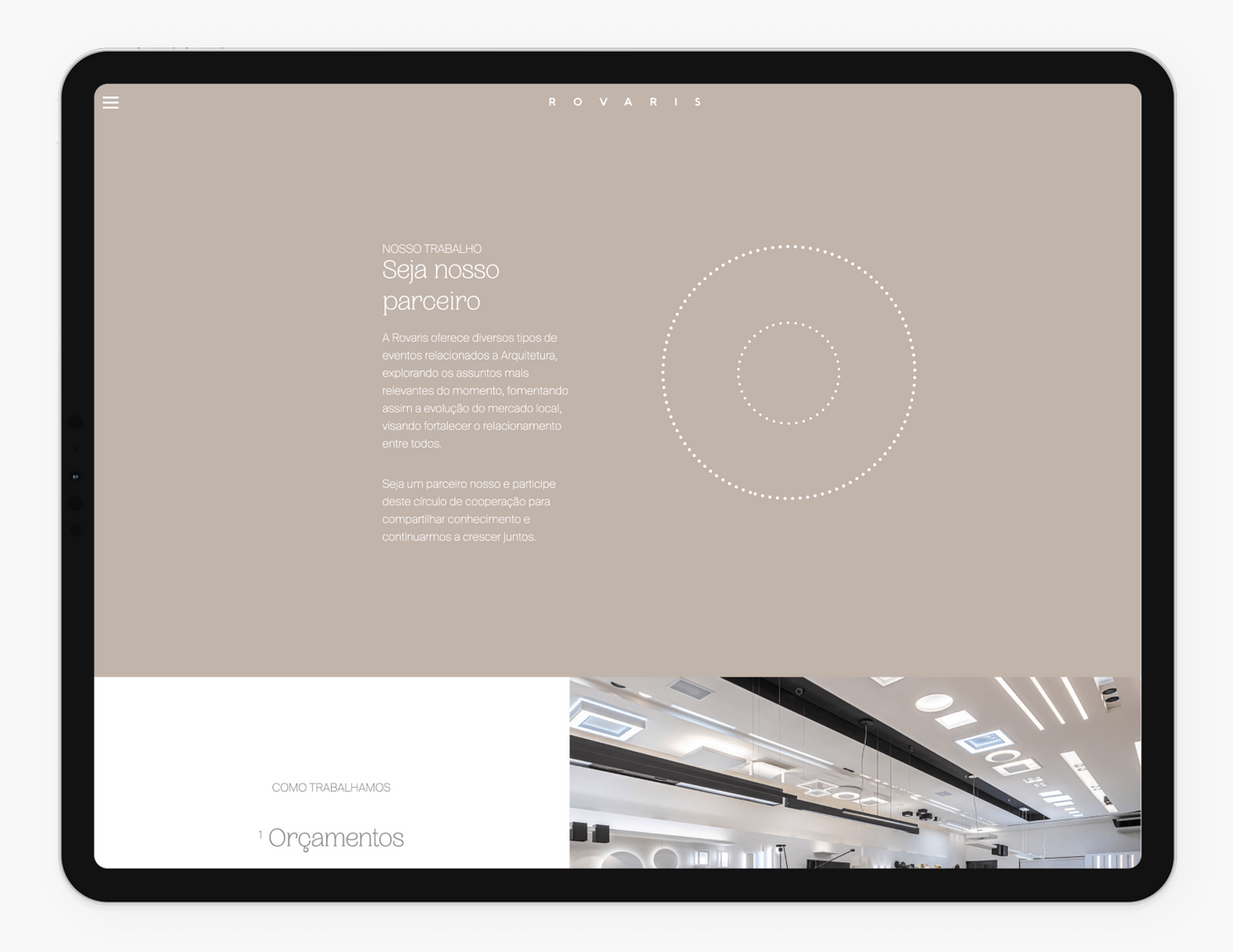 mostrando a página de parceiros do site dentro de um ipad
